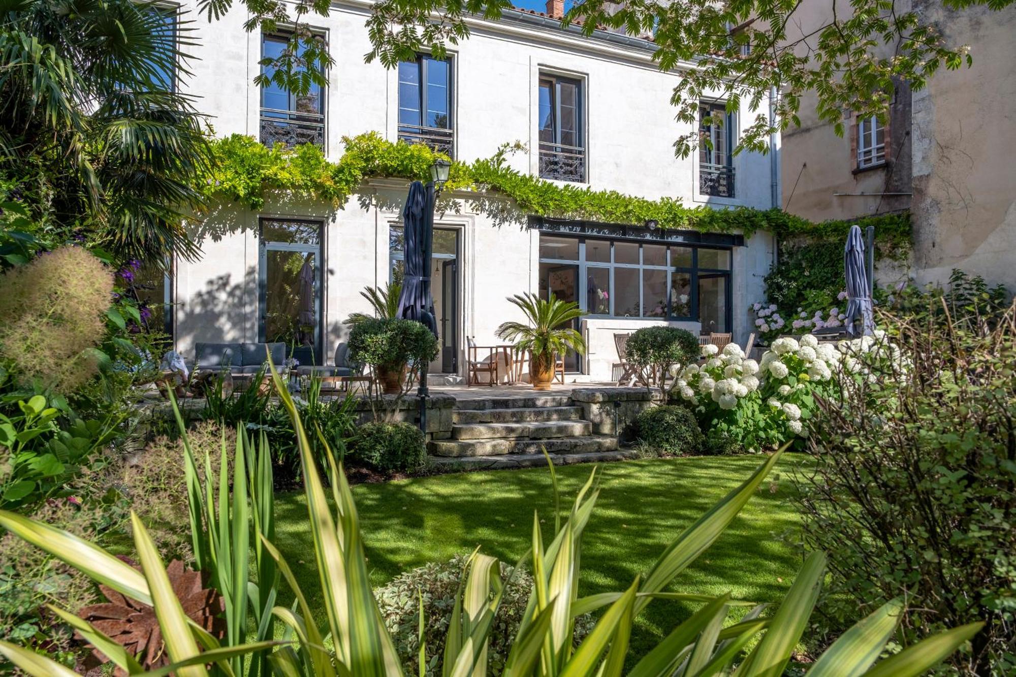 Escale Rochelaise, Gite Urbain Avec Spa Bain Nordique Et Sauna Tonneau La Rochelle  Exterior foto