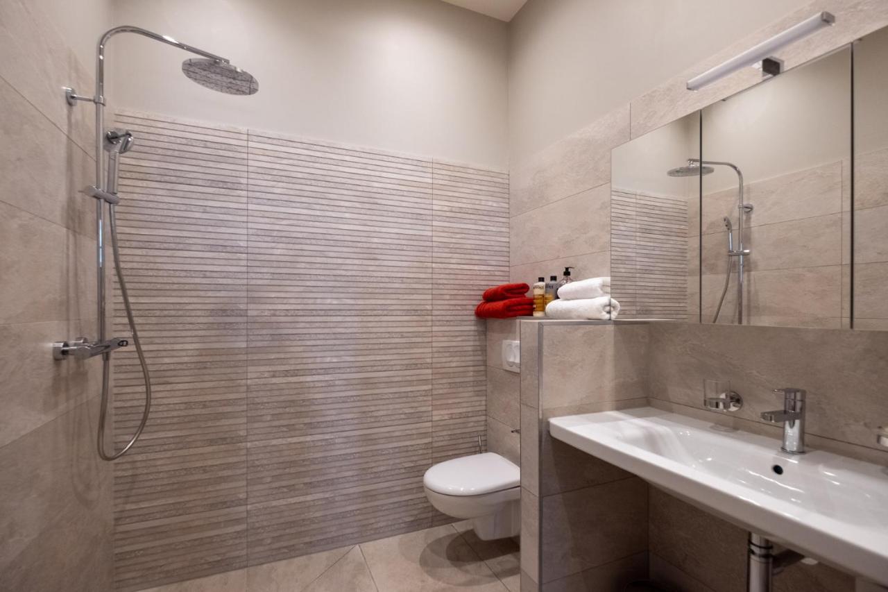 Escale Rochelaise, Gite Urbain Avec Spa Bain Nordique Et Sauna Tonneau La Rochelle  Exterior foto